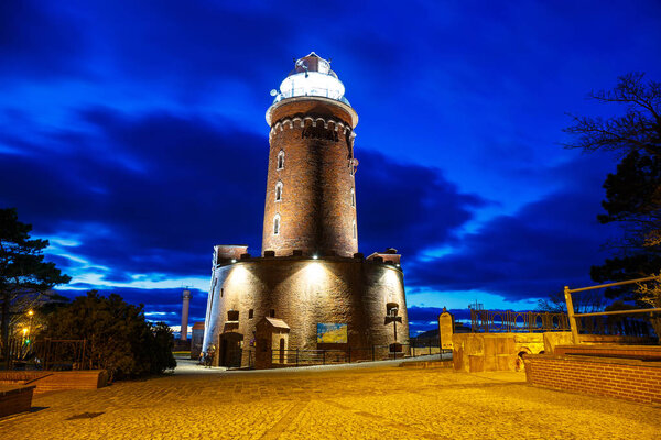 Ночной вид на гавань и маяк в Колобжеге, Западная Померания, Польша
