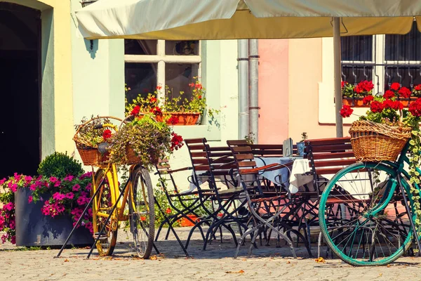 Bord och stolar på en café vintage look — Stockfoto