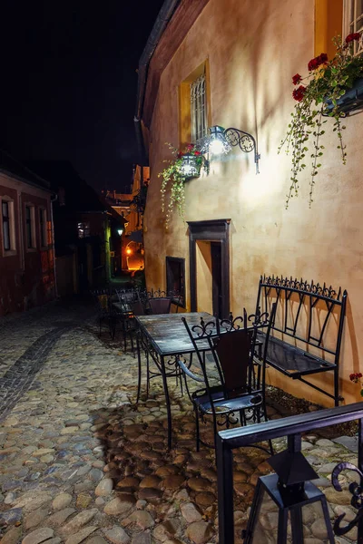 晚上在罗马尼亚的街头咖啡厅酒吧 — 图库照片