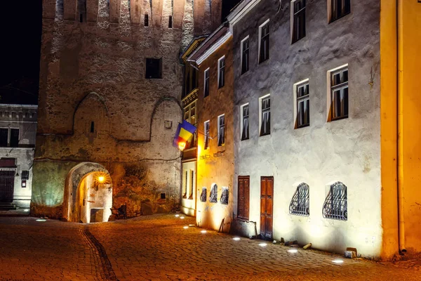 Nacht uitzicht op historische stadje Sighisoara, Roemenië. Stad waarin werd geboren als Vlad Tepes, Dracula — Stockfoto