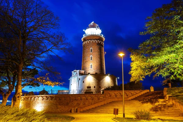 港口和 Kolobrzeg，西前波莫瑞，波兰在灯塔的夜景 — 图库照片