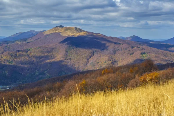 Sentier pédestre dans la montagne Bieszczady en Pologne — Photo