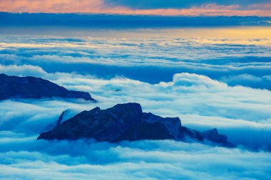 dağların, Madeira Adası, Portekiz üzerinden güzel gün batımı