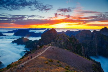 dağların, Madeira Adası, Portekiz üzerinden güzel gün batımı