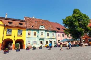 Sighisoara, Romanya - 08 Temmuz 2015: tanımlanamayan turist tarihi kent Sighisoara yürüme. Hangi şehirde Vlad Tepes, Drakula doğdu