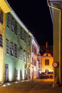 Sighisoara, Romanya - 07 Temmuz 2015: Tarihi kent Sighisoara gece manzarası. Hangi şehirde Vlad Tepes, Drakula doğdu
