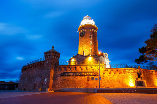 Ночной вид на гавань и маяк в Колобжеге, Западная Померания, Польша
