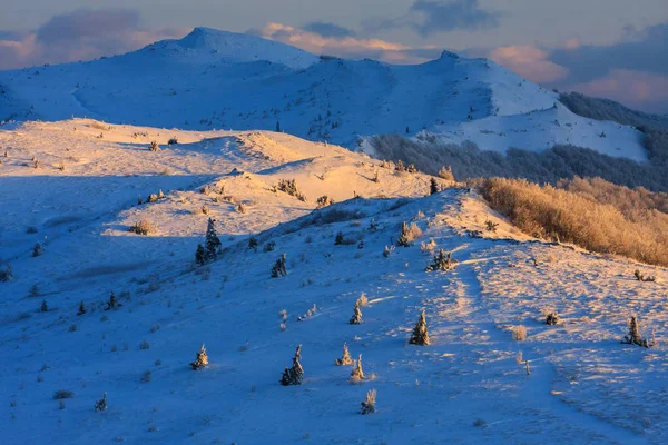 Krásné zimní západ slunce v horách, Bieszczady, Polsko — Stock fotografie