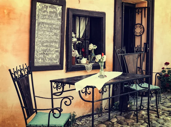 Mesa y sillas en un café, aspecto vintage —  Fotos de Stock