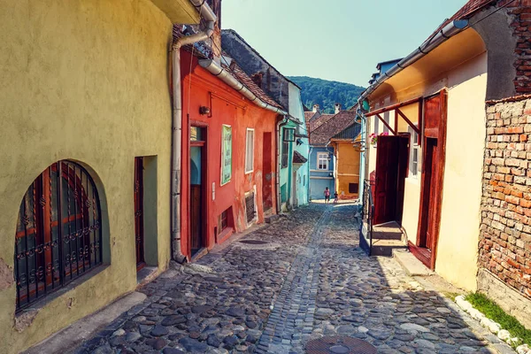 SIGHISOARA, ROMANIA - JULY 08, 2015: Unidentified tourists walking in historic town Sighisoara. City in which was born Vlad Tepes, Dracula — Stock Photo, Image