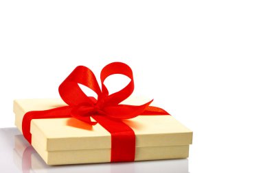 Beyaz arka plan üzerinde izole kırmızı kurdele ile mevcut