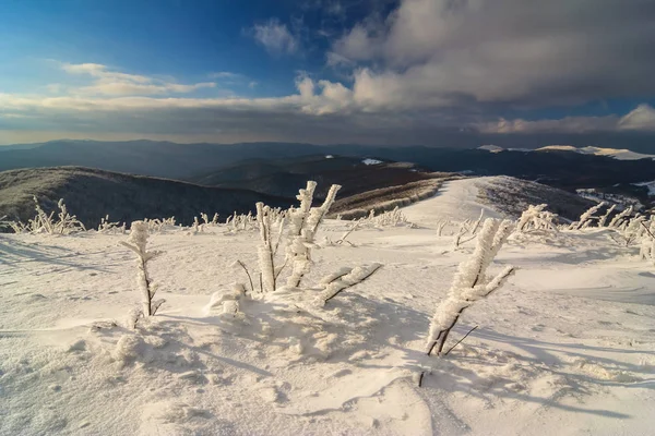 Hermoso paisaje de invierno en las montañas, Bieszczady, Polonia —  Fotos de Stock