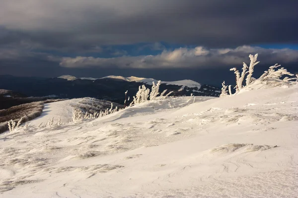 Bellissimo paesaggio invernale in montagna, Bieszczady, Polonia — Foto Stock