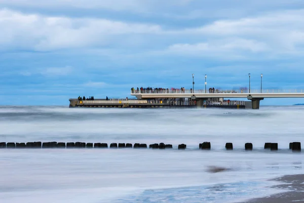 Konkreta pir i Kołobrzeg, lång exponering skott vid solnedgången — Stockfoto