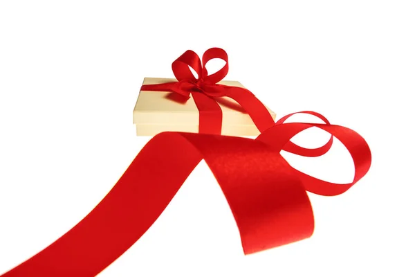 Подарок с красной лентой на белом фоне — стоковое фото