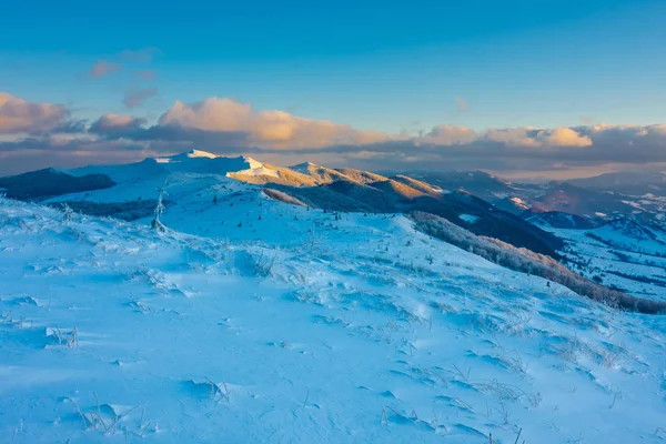 Krásná zimní krajina v horách, Bieszczady, Polsko — Stock fotografie