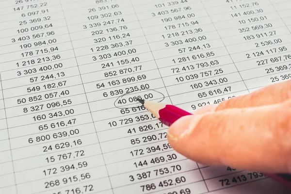 Empresário mostrando um diagrama em um relatório financeiro usando uma caneta — Fotografia de Stock