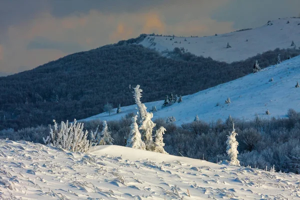 Gyönyörű téli táj, a hegyek, Bieszczady, Lengyelország — Stock Fotó