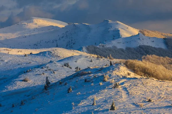 Krásná zimní krajina v horách, Bieszczady, Polsko — Stock fotografie