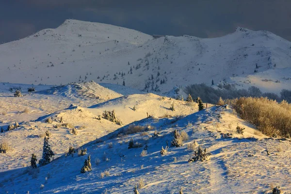 Krásná zimní krajina v horách, Bieszczady, Polsko — Stock fotografie