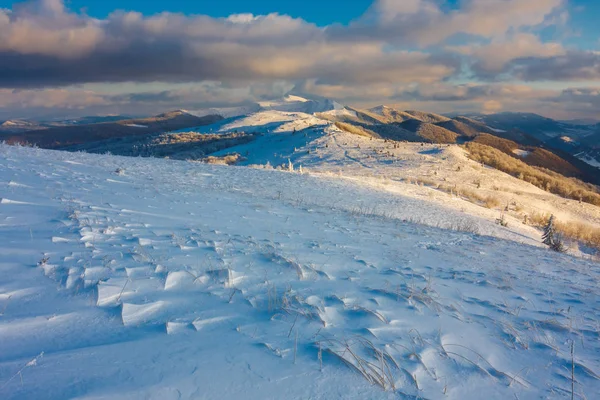 Hermoso paisaje de invierno en las montañas, Bieszczady, Polonia — Foto de Stock