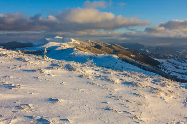 Piękny zimowy krajobraz w górach, Bieszczady, Polska — Zdjęcie stockowe