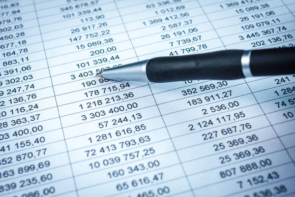 Empresário mostrando um diagrama em um relatório financeiro usando uma caneta — Fotografia de Stock