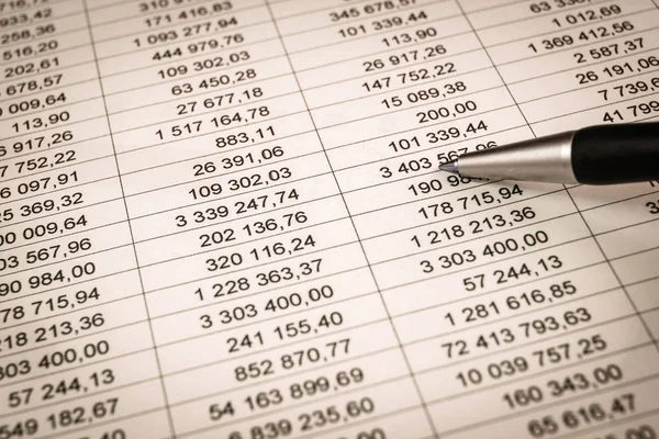 Businessman showing a diagram on a financial report using a pen — Stock Photo, Image