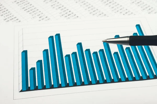 Geschäftsmann zeigt mit einem Stift ein Diagramm eines Finanzberichts — Stockfoto