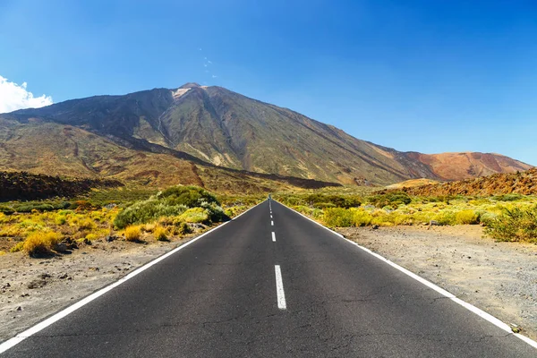 Ruta en las montañas en Tenerife, España — Foto de Stock