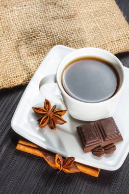 Kahve ile anason, çikolata ve tarçın ahşap bir masa üzerinde