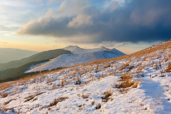 Bergen winterlandschap, Bieszczadzki nationaal park, Polen — Stockfoto