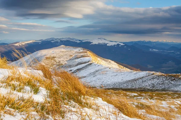 Paisaje de montañas de invierno, Parque Nacional Bieszczady, Polonia — Foto de Stock