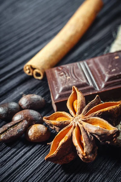 Barra de chocolate e especiarias na mesa de madeira, close-up — Fotografia de Stock