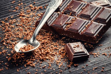 Koyu çikolata ve koyu ahşap zemin üzerine kaşık yakın çekim