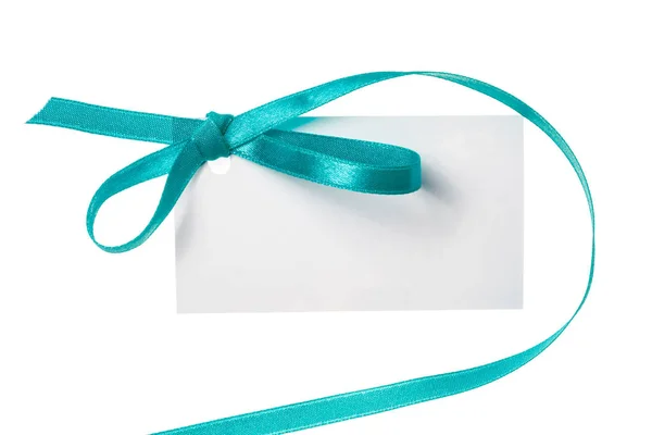 Yeşil saten kurdele bir yay ile bağlı boş hediye etiketi — Stok fotoğraf