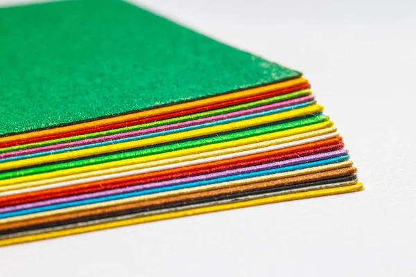 Renkli kağıt beyaz zemin üzerine izole kapatmak — Stok fotoğraf