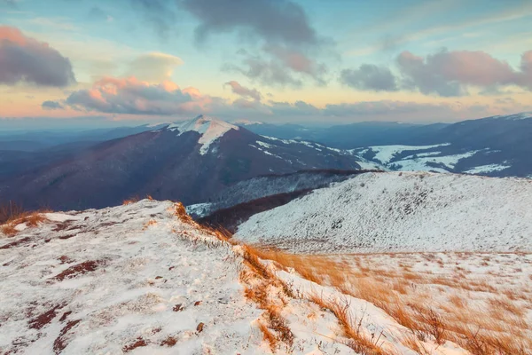 Zimní hory krajina, bieszczady national park, Polsko — Stock fotografie