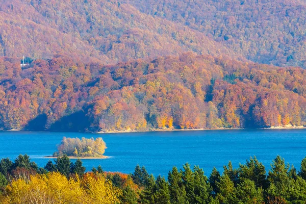 Herfst op de Solina Lake in Bieszczadzki bergen, Polen — Stockfoto