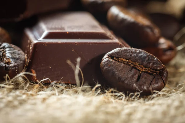 Nahaufnahme von Schokolade und Kaffeebohnen, flache Dose — Stockfoto