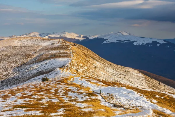 Zimní hory krajina, bieszczady national park, Polsko — Stock fotografie