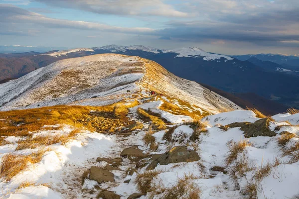 冬の山の風景、ビェシチャディ国立公園、ポーランド — ストック写真