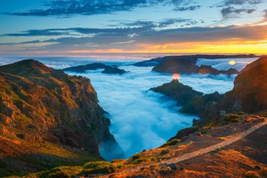 dağların, Madeira Adası, Portekiz üzerinden güzel gün batımı