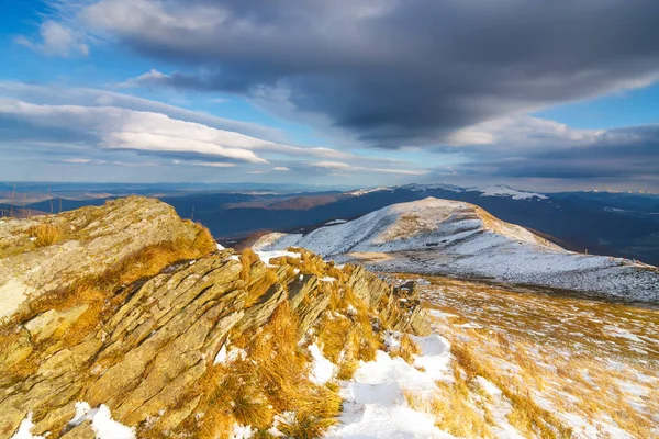Zimowy krajobraz gór, bieszczadzki park narodowy, Polska — Zdjęcie stockowe