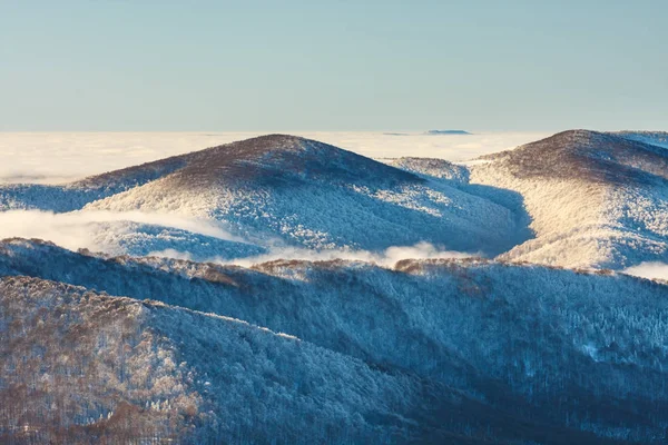 Inversão nas montanhas Bieszczady, Polónia, Europa — Fotografia de Stock