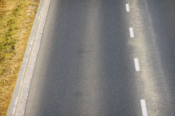Textura del camino con dos rayas blancas discontinuas —  Fotos de Stock