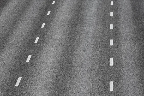 Textura de estrada com duas riscas brancas tracejadas — Fotografia de Stock