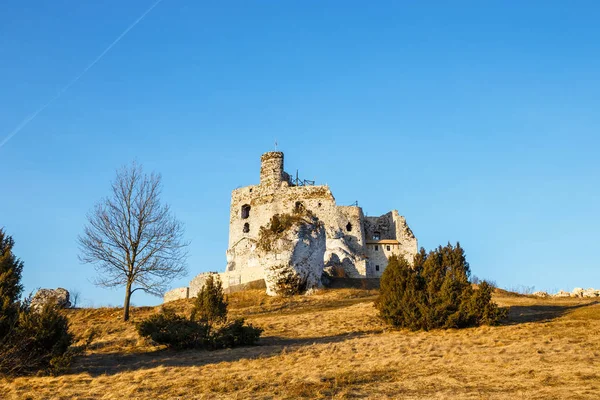 Rovine del castello medievale Mirow in Polonia al tramonto — Foto Stock