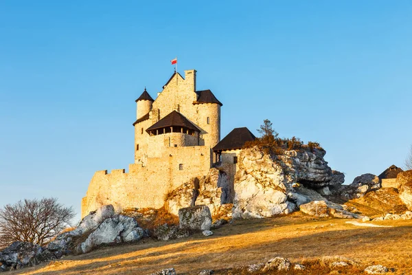 Castillo medieval al atardecer en Bobolice, Polonia —  Fotos de Stock