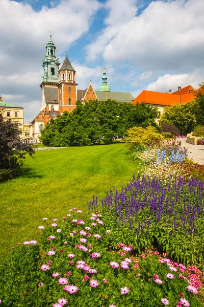 Giardino primaverile al Castello Reale di Wawel a Cracovia con Cattedrale sullo sfondo, Polonia, Europa — Foto Stock